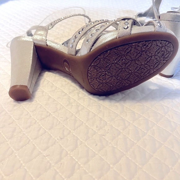 Gianni Bini - Silver Heels With a 4” heel, EMBELLISHED  size 6 Look New ❣️❣️❣️ - Picture 6 of 11